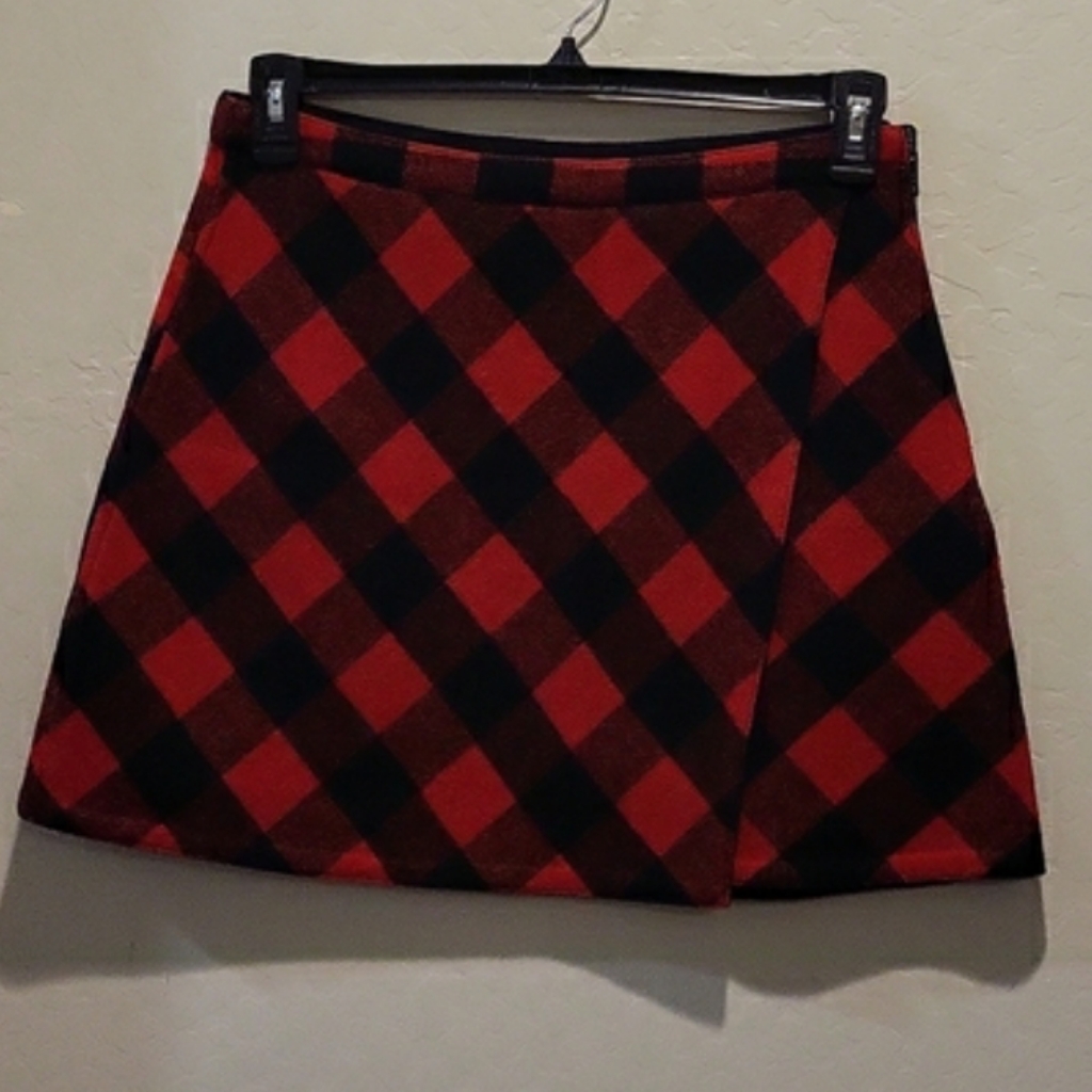 C. Wonder Black Red Checkered Mini Side Zipper Has Front Flap Beautiful Size 4